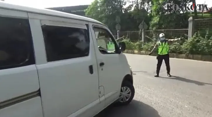 Petugas menghalau mundur pengendara membawa pemudik dari Jabodetabek yang melintas di Tol Jatiluhur ruas Tol Cipularang, Senin (3/5/2021). (foto: dadan sukmana)