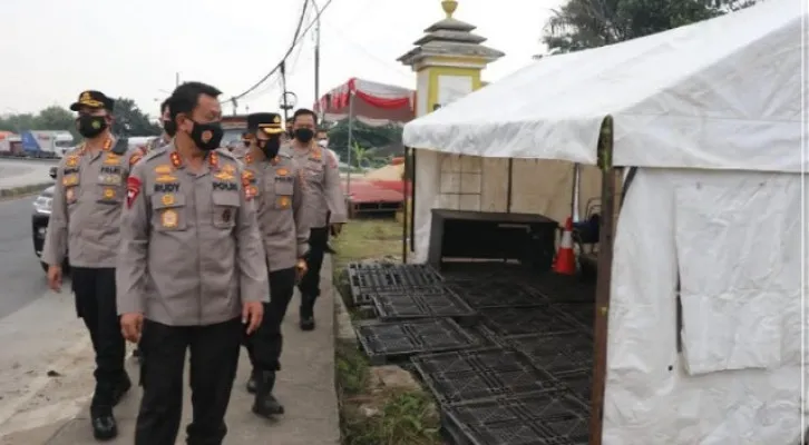 Kapolda Banten Irjen Pol Rudy Heriyanto Adi Nugroho meninjau Pos Penyekatan Mudik di wilayah hukum Polresta Tangerang, Senin (03/05/2021). (foto: ist)