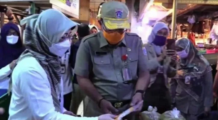 Jajaran Pemkot Jakpus mengecek ketersediaan bahan pokok di Blok III Pasar Senen Jakpus jelang lebaran. (foto: ist)