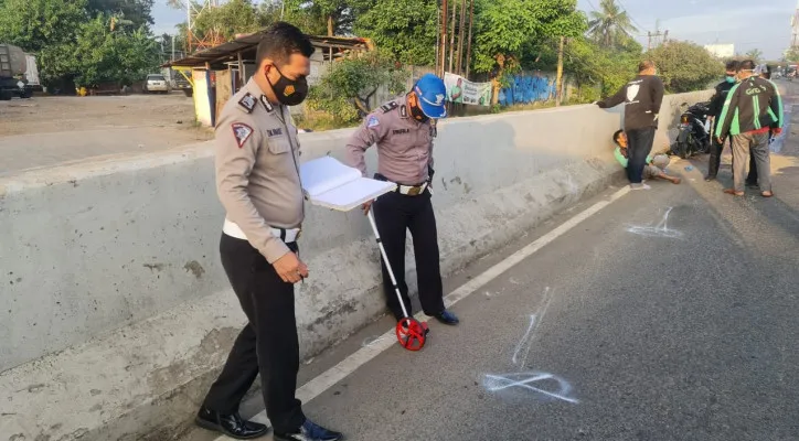 Polisi mengecek lokasi kecelakaan. (ist) 