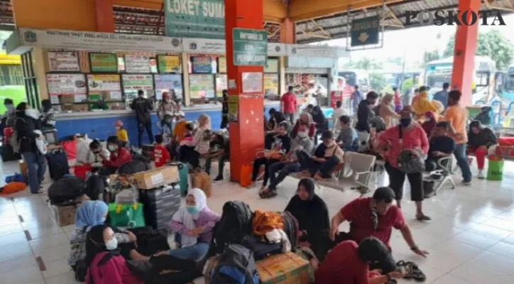 Pemudik yang terus datang ke terminal Kampung Rambutan. (foto: Ifand)