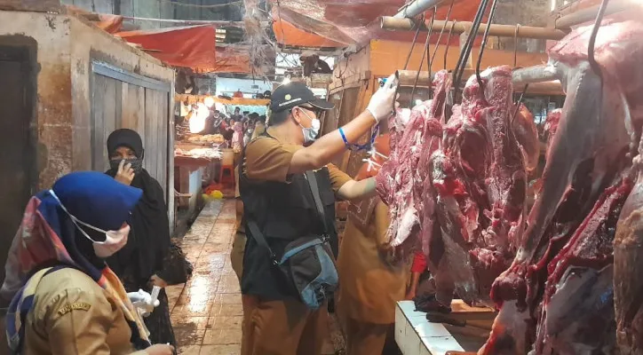 Petugas melakukan sidak ke pedagang daging di pasar Rangkasbitung. (foto: dok/ist)