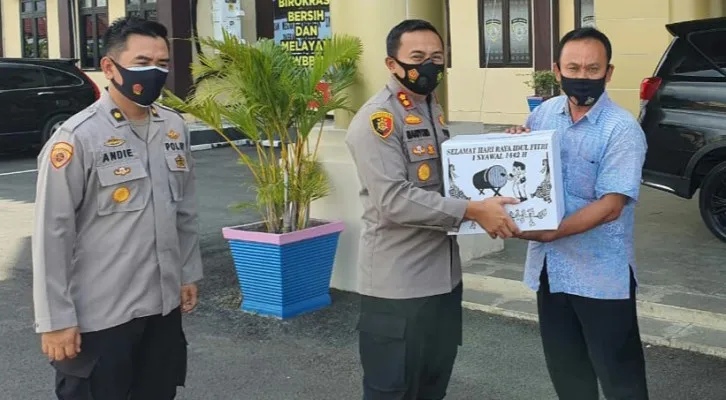 Kapolres Serang AKBP Mariyono saat memberikan bingkisan kepada perwakilan wartawan di Mapolres Serang, Rabu (5/5/2021). (foto: ist)