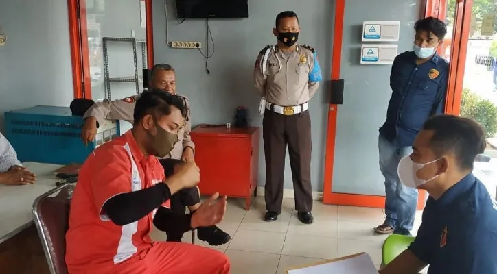 Polisi melakukan cek TKP dan memeriksa saksi mata di lokasi. (foto: ist)