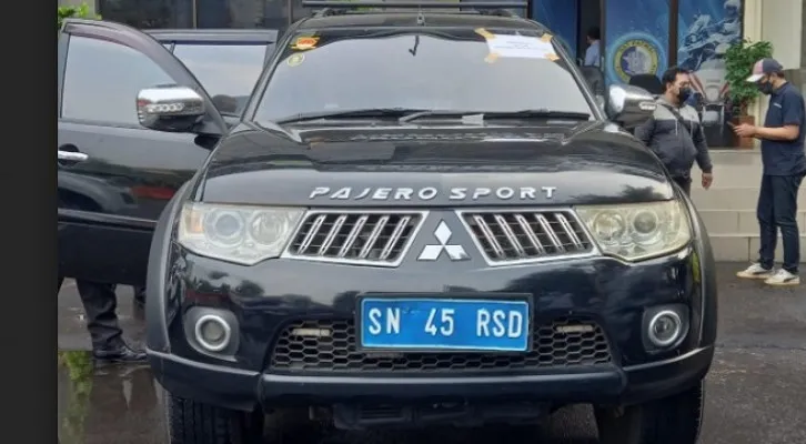 Ini dia, penampakan mobil Pajero Sport Kekaisaran Sunda, platnya biru, nomor pakai kode SN. (foto: ist)