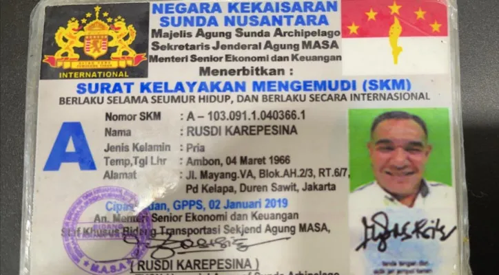 Surat Kelayakan Mengemudi (SKM) Kekaisaran Sunda Nusantara disita polisi. (foto: ist)