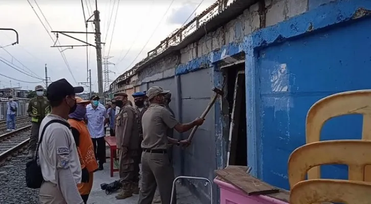 Petugas Satpol PP menertibkan puluhan kafe remang-remang yang berjejer di samping rel Gang Royal, Rawa Bebek, Penjaringan, Jakarta Utara. (foto: yono)