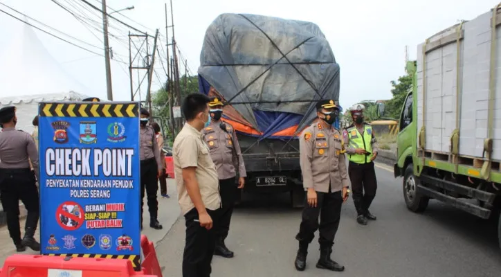 Kapolres Serang AKBP Mariyono memeriksa kendaraan box antisipasi angkut pemudik. (ist)