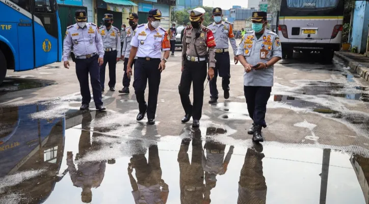 Kasudinhub Jakut, Harlem Simanjuntak bersama Kepala Terminal Tanjung Priok Muzofar Surya Alam saat memastikan penutupan sementara layanan operasional Bus AKAP. (foto: ist)