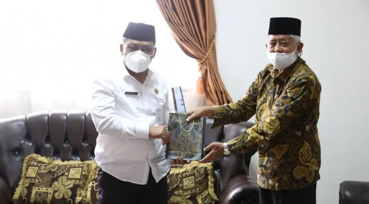 Sekda Pandeglang, Pery Hasanudin saat bertemu dengan Ketua Kordinator Kerja Sama Politeknik Kesehatan Aisyiyah Banten dr H Nur Avenzoar. (foto: ist)