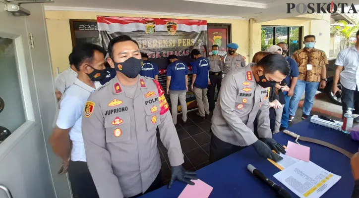 Kapolres Jakarta Timur, Kombes Erwin Kurniawan saat merilis kawanan gangster. (foto: poskota/mochamad ifand)