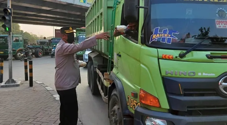 Kapolsek Cilincing, Kompol Eko Setio BW saat membagikan takjil di Jalan Raya Cilincing, Kalibaru, Cilincing, Jakarta Utara, Jumat (7/5/2021) sore. (Ist).