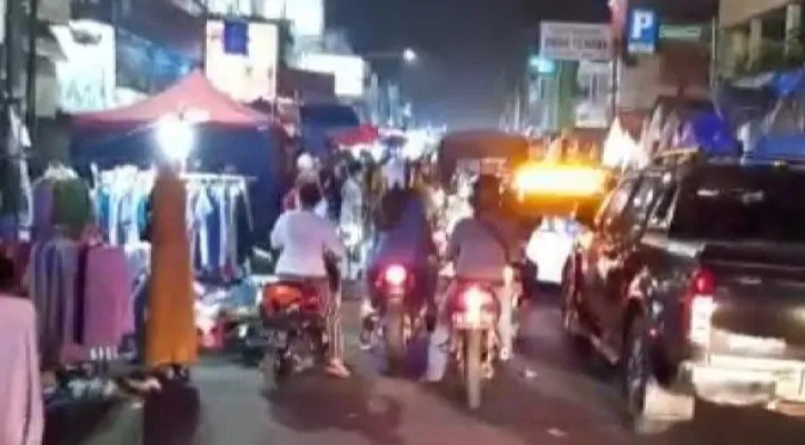 Kondisi keramaian di Pasar Royal, Kota Serang. (foto: tangkap layar/ist)