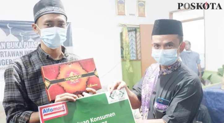 Ketua PWI Kabupaten Tangerang Sangki Wahyudin memberikan santunan kepada perwakilan santri di Sekretariat PWI, Kawasan Perkantoran Cikokol, Kota Tangerang, Minggu, (9/5/2021). (foto: ridsha virmanda nasution)