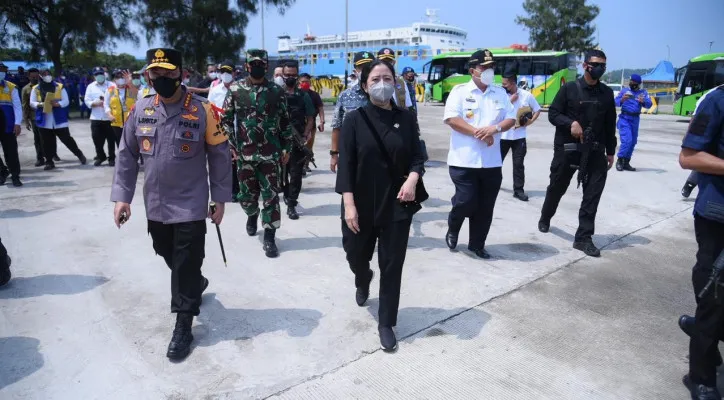 Ketua DPR, Puan Maharani saat meninjau Pelabuhan Merak. (foto: ist)