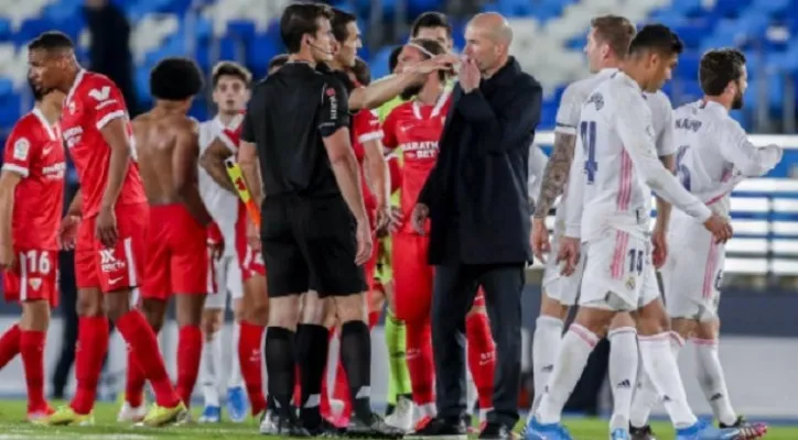 Begitu pertandingan Real MAdrid vs Sevilla usai, pelatih Zenedine Zidane mendatangi wasit, pertanda tak puas dengan penalti yang diberikan kepada Sevilla. (foto: marca)