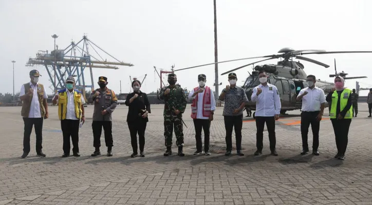 Menkes Budi Gunadi Sadikin (keempat dari kanan) seusai mendampingi Kapolri melakukan kunjungan ke pelabuhan Merak (foto: ist)