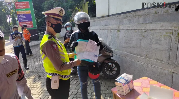 Petugas memutarbalikkan pemudik di pos jaga Curugbitung, Lebak, Banten. (foto: ist)