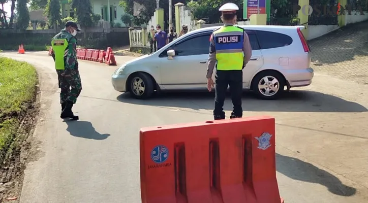 Petugas memutarbalikkan pemudik di pos jaga Tol Ciujung, Banten. (foto: ist)