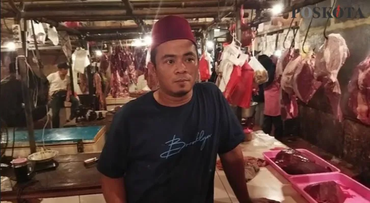 Muhammad Sholeh (42), penjual daging sapi di Pasar Baru Bekasi.  (foto: cr02) 