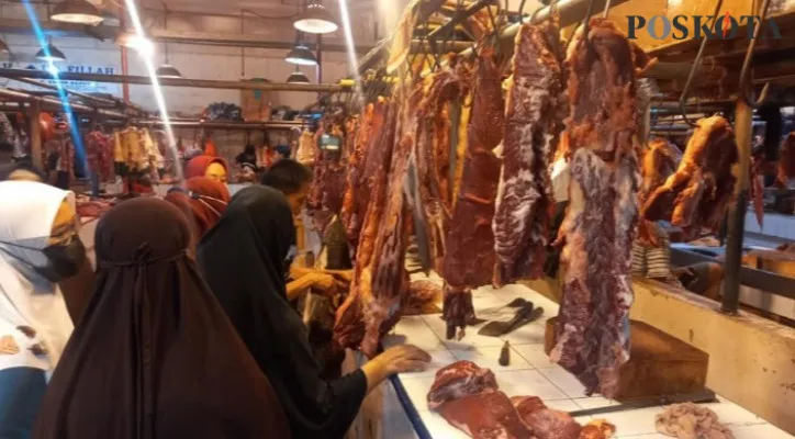 Pedagang daging sapi di Pasar Senen, Jakarta Pusat. (foto: Cr05)