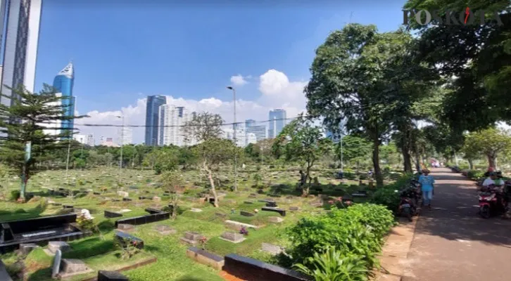 Suasana TPU Karet Bivak sehari jelang penutupan sementara untuk mengindari kerumunan peziarah Lebaran Idul Fitri. (foto: Cr05)