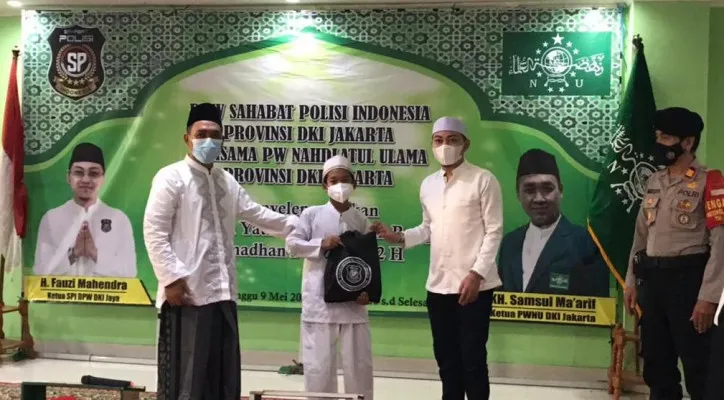 Ketua DPW SPI (Sahabat Polisi DKI Jaya) Fauzi Mahendra memberikan santunan kepada anak yatim di PWNU DKI Jakarta, Jakarta Timur. (ist)