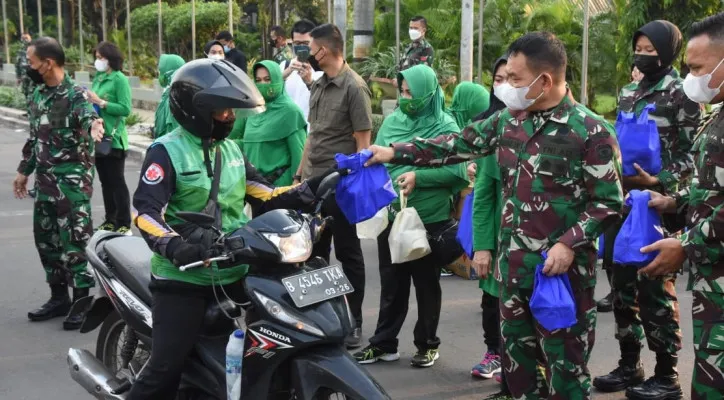 Pangdam Jaya Mayjen TNI Dudung Abdurachman saat memberikan takjil. (ist)