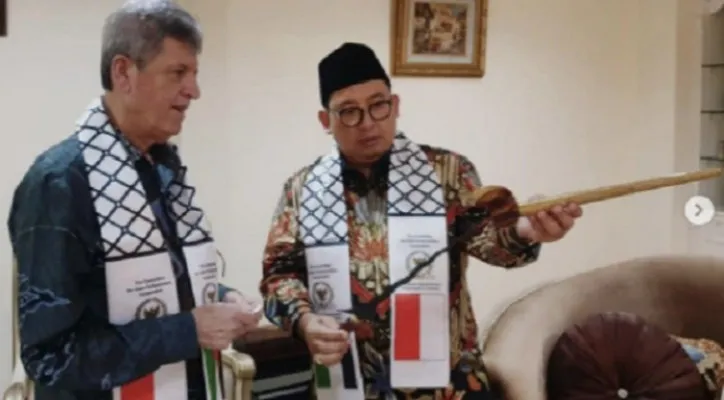 Anggota DPR Fadli Zone beri keris Dubes Palestina HE dr.Zuhair S.M Al Shun, (foto: @fadlizon)