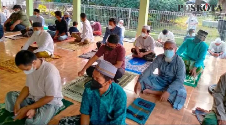 Salat Idul Fitri di Masjid At-Taqwa, Kelapa Dua, Tangerang. (foto: fernando toga)