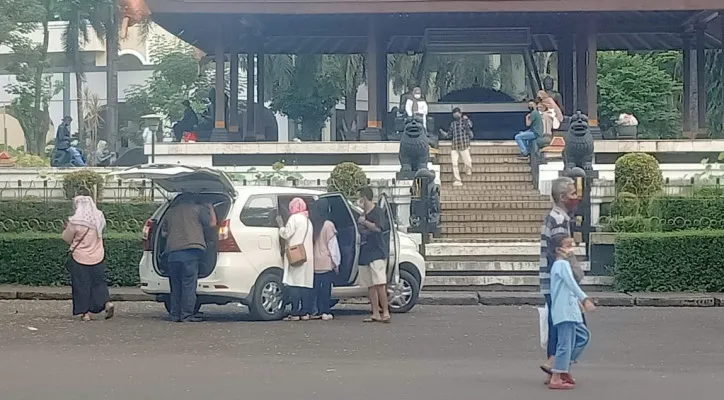 Suasana liburan di TMII pada lebaran hari kedua. (ifand)