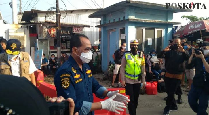 Menteri Perhubungan (Menhub) Budi Karya Sumadi saat meninjau Pelabuhan Kali Adem. (foto: poskota/cahyono)