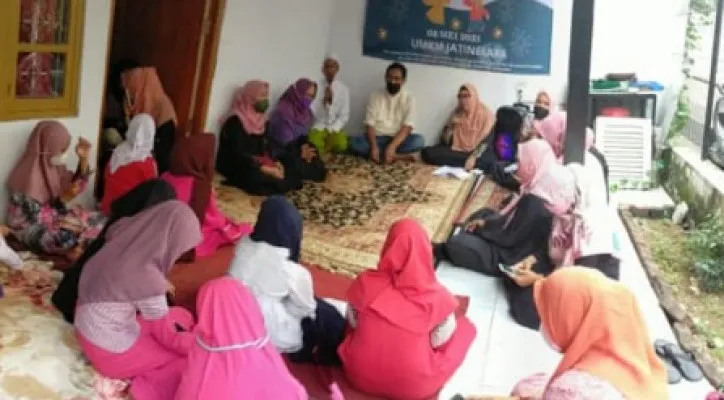 Anggota Jakpreneur Kecamatan Jatinegara, yang memberi santunan untuk anak yatim piatu. (ist)