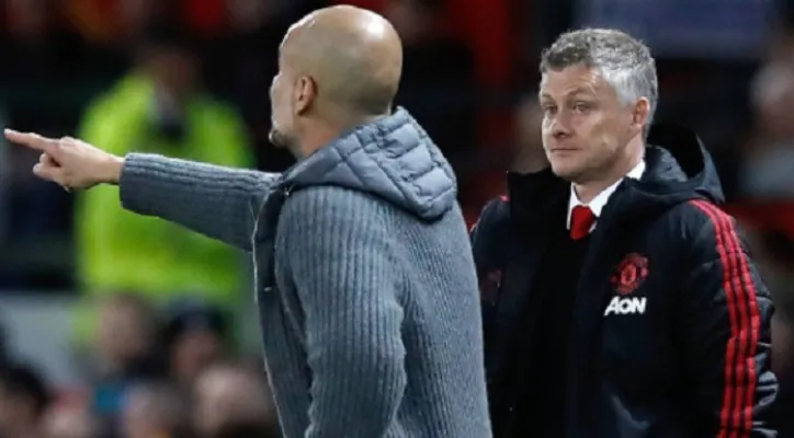 Pelatih Manc City Pep Guardiola (asal Spanyol) dan pelatih MU Ole Gunnar Solskjaer (asal Norwegia) saat laga kedua tim. (foto: sky sports)