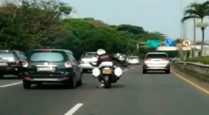 Petugas Kepolisian Bantu Membuka Jalur di Jalan tol (Foto: @Jokersupriadi/Instagram)