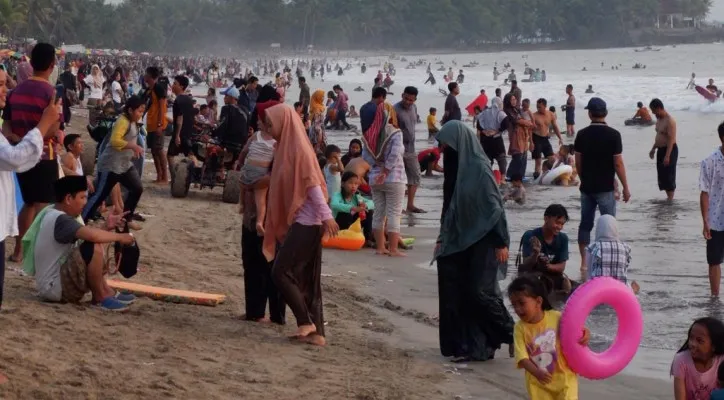 Pantai Badegur Dipadati oleh wisatawan. (dok/poskota)