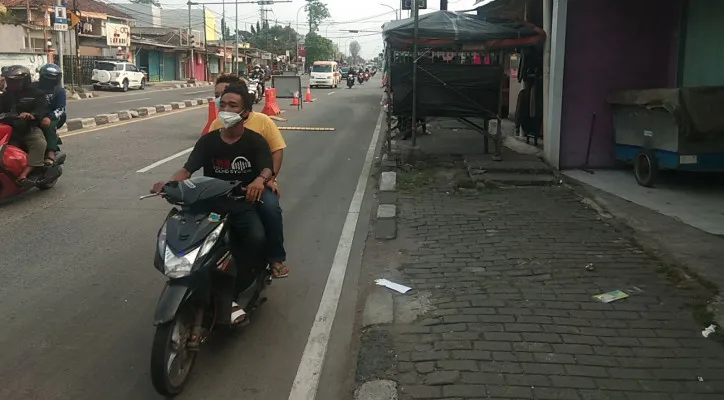 Kondisi lalu lintas di Jalan Raya Gatot Subroto KM 7, Jatake, Tangerang dalam arus balik mudik lebaran, Minggu (16/5/2021). (ridsha vimanda)