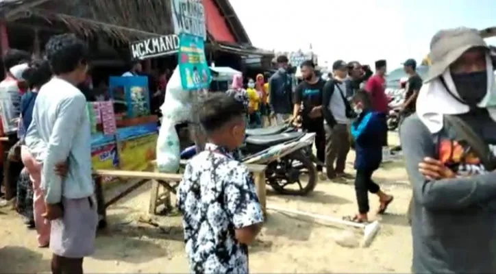 Pedagang protes Pantai Begedur ditutup. (foto: ist)