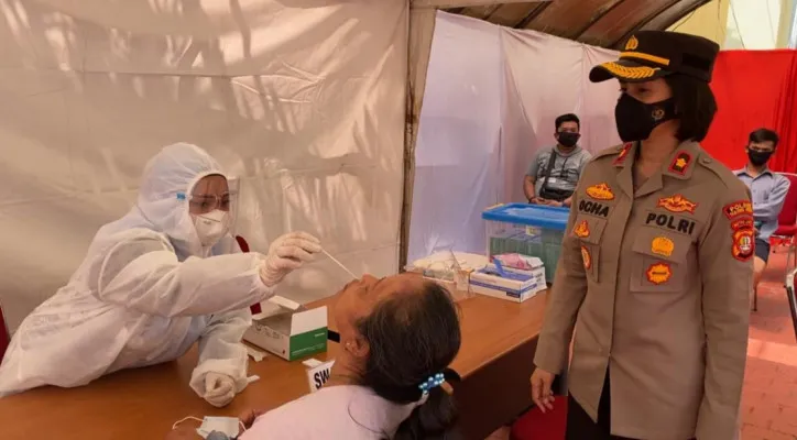 Kapolsek Tanjung Duren Kompol Rosana Albertina Labobar mengecek swab test yang dilakukan petugas. (foto: ist)