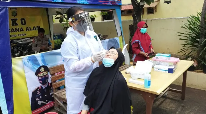 Pemudik warga Tanjung Priok, Jakarta Utara jalani tes swab antigen gratis di halaman Polsek Tanjung Priok. (ist)