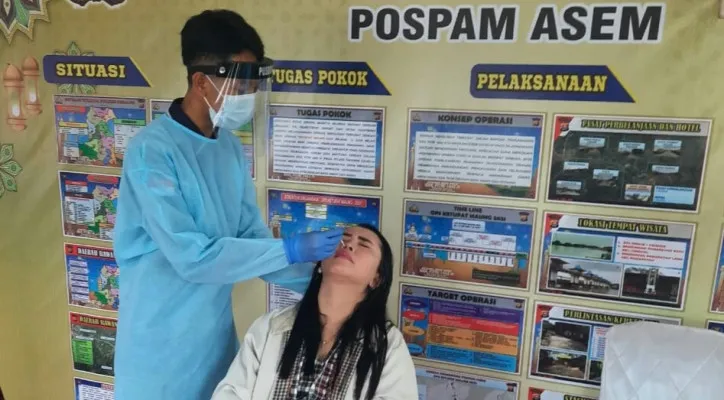 Personel urkes saat melakukan tes swab antigen pada masyarakat pascalibur Lebaran. (foto: ist)