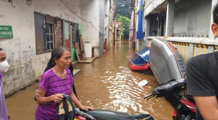 Ilustrasi: Suasana Kampung Baru, Pondok Pinang, Kebayoran Lama, saat mendapat kiriman banjir, Senin (17/05.2021) pagi. (foto: ist)