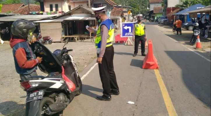 Petugas memutarbalikan wisatawan yang hendak memasuki wilayah  Kabupaten  Lebak (ist) 