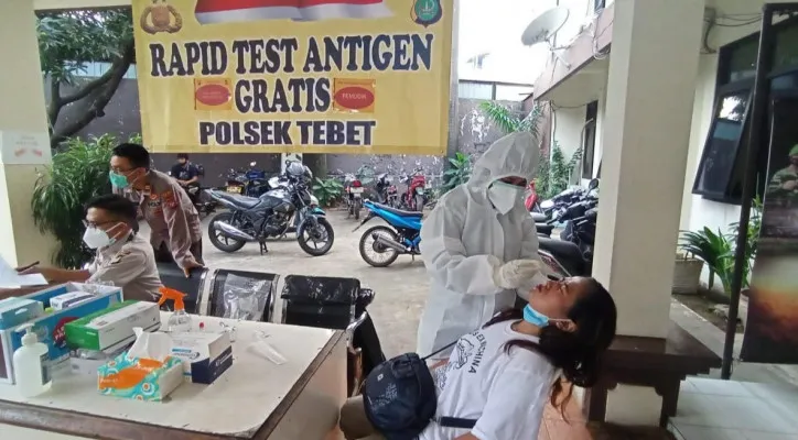 Petugas Polsek  Tebet Gelar Test Swab Covid-19 di Mapolsek.(adji)