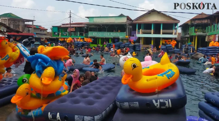 Lokasi pemandian Cikoromoy dipadati wisatawan. (foto: yusuf permana)