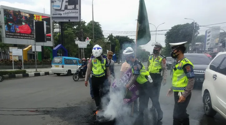 Aksi unjuk rasa dari Kumala Serang berakhir ricuh. (luthfi)