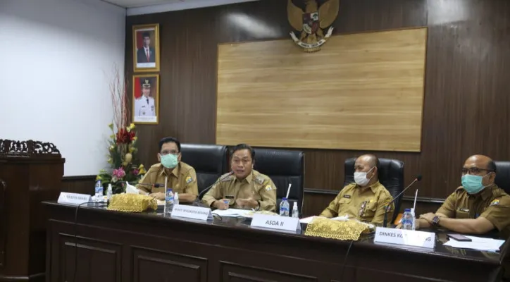 Kadinkes Kota Serang Muhammad Iqbal (paling kanan) saat melaksanakan rapat kordinasi persiapan vaksinasi masal lansia. (luthfi)