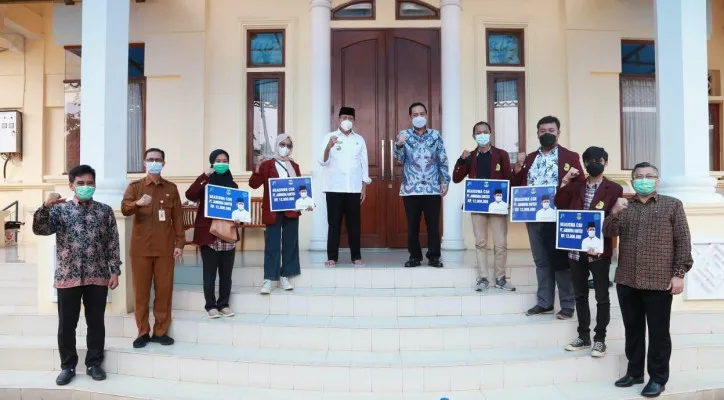 Gubernur Banten, Wahidin Halim usai menyerahkan beasiswa di rumah dinas Gubernur di Kota Serang, Selasa (18/5/2021). (foto: ist)