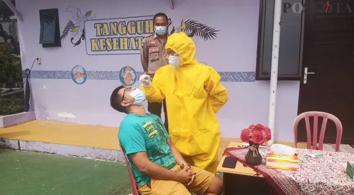 Swab antigen kepada warga yang pulang usai melakukan perjalanan mudik. (foto: poskota/fernando toga)