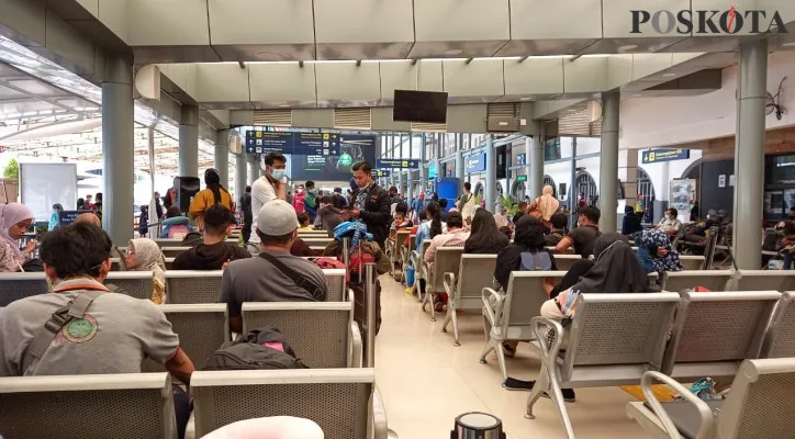 Suasana Stasiun Pasar Senen ramai aktivitas penumpang usai berakhirnya masa pelarangan mudik. (foto: poskota/cr05)